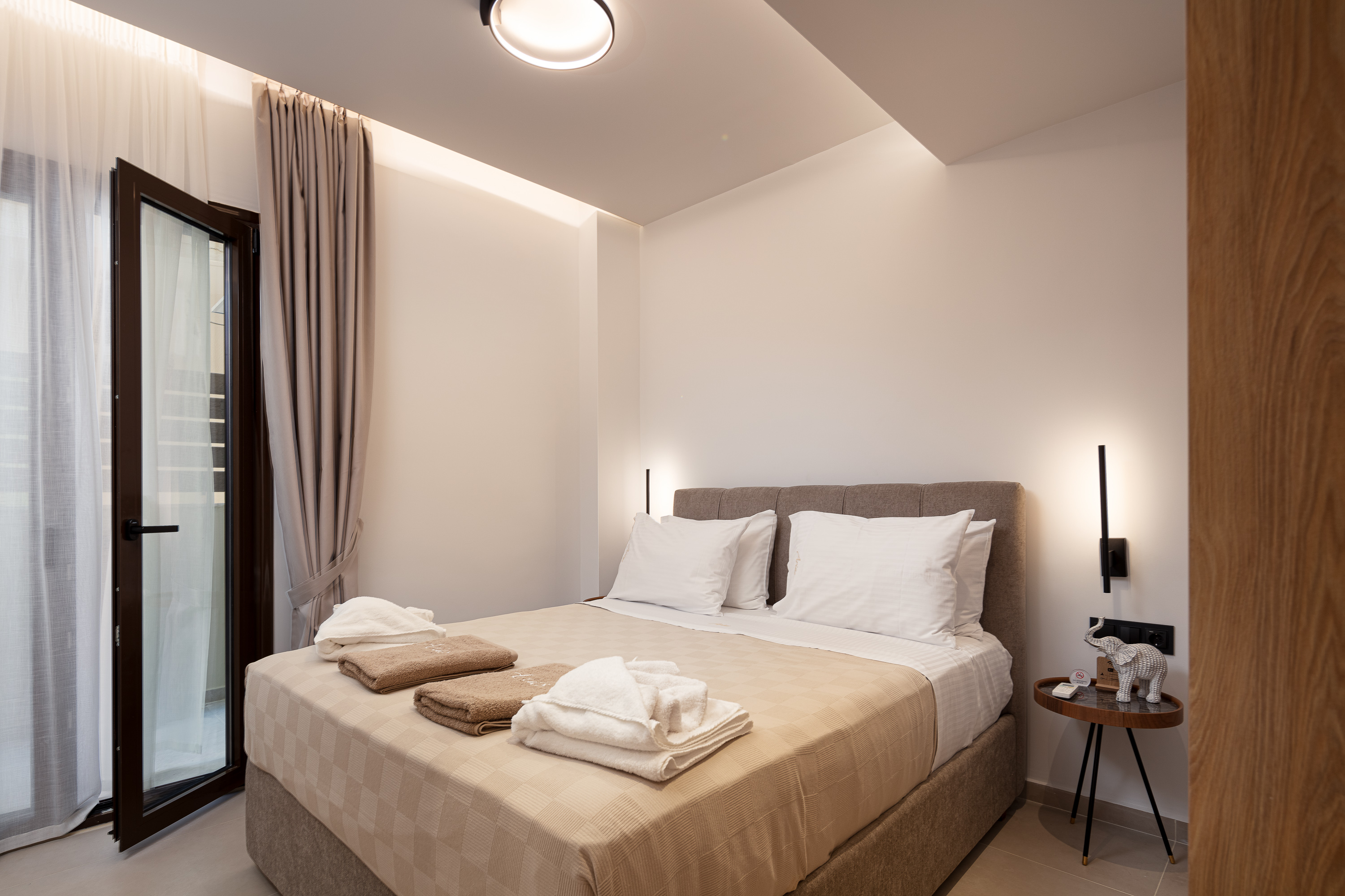 Master bedroom with queen bed โ holiday apartment Rethymno Crete